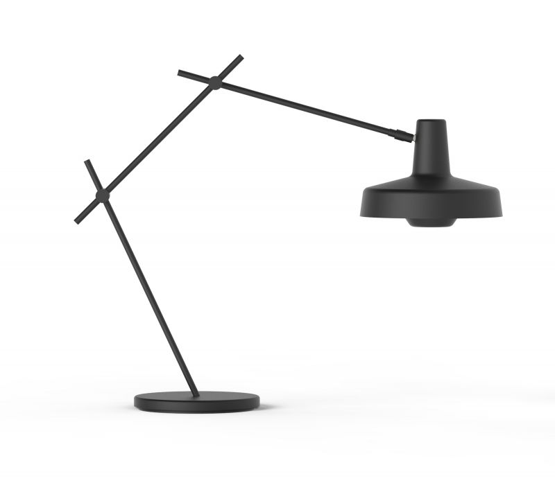 Schwarze Arigato Tischleuchte von Grupa, minimalistisches Design mit verstellbarem Arm und Lampenschirm für Schreibtisch.